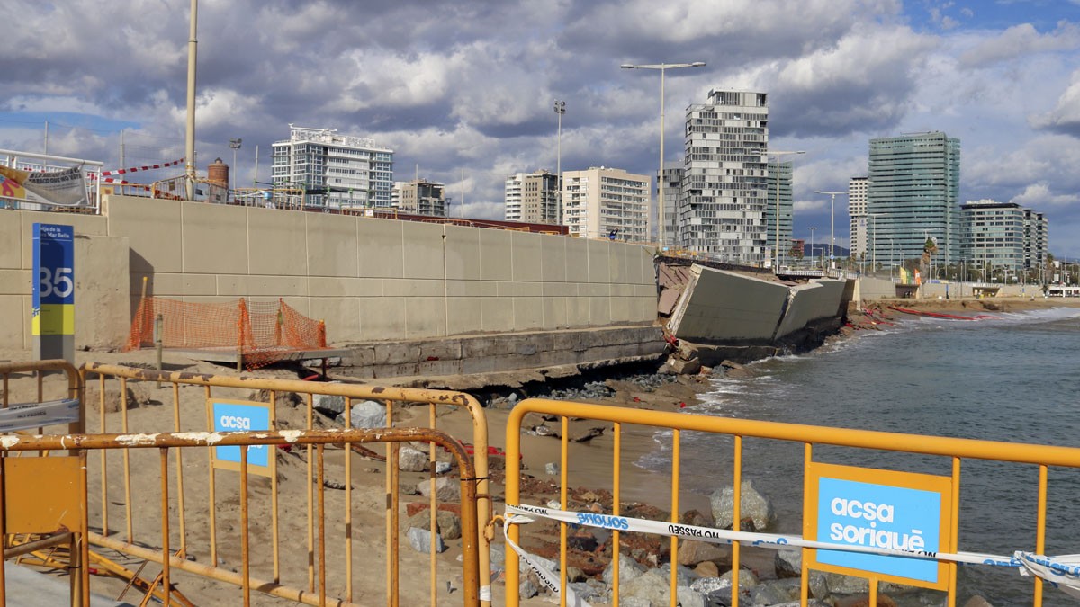 El temporal fa caure part del mur de la platja de la Nova Mar Bella de Barcelona