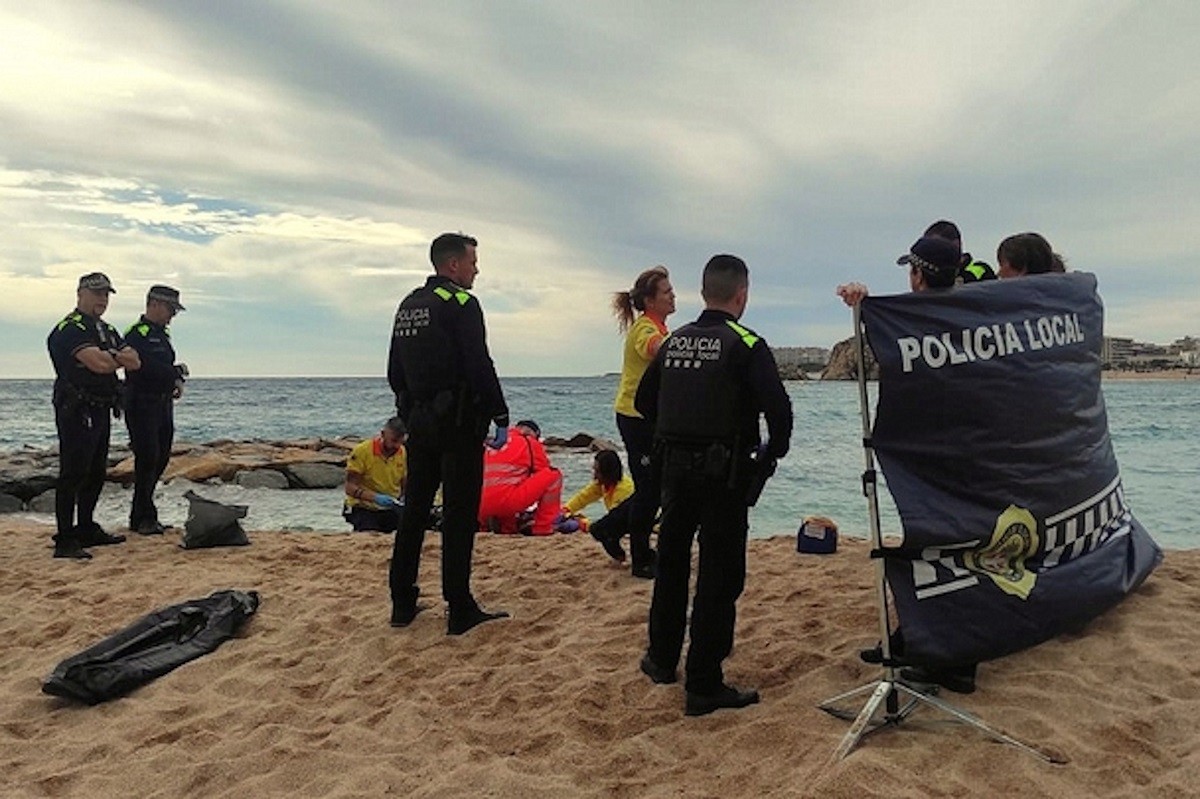 Apareix una dona morta surant a l'aigua a Blanes