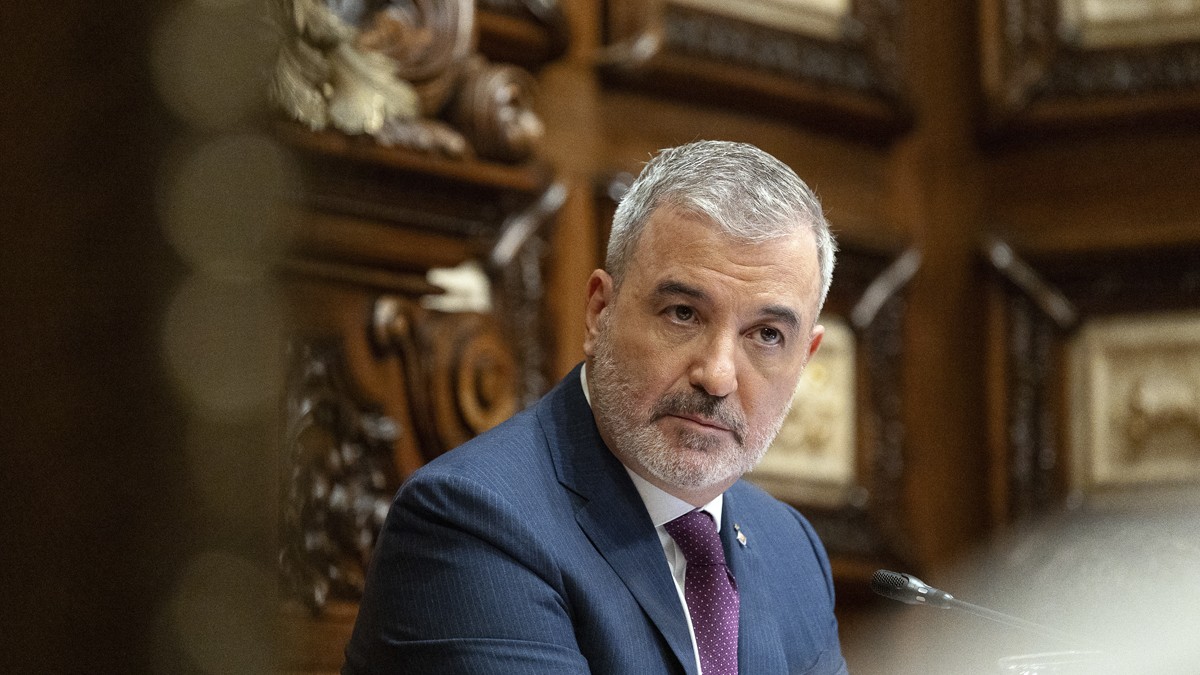 Collboni sacseja el tauler de Barcelona: reactiva el pressupost mentre negocia ampliar el govern