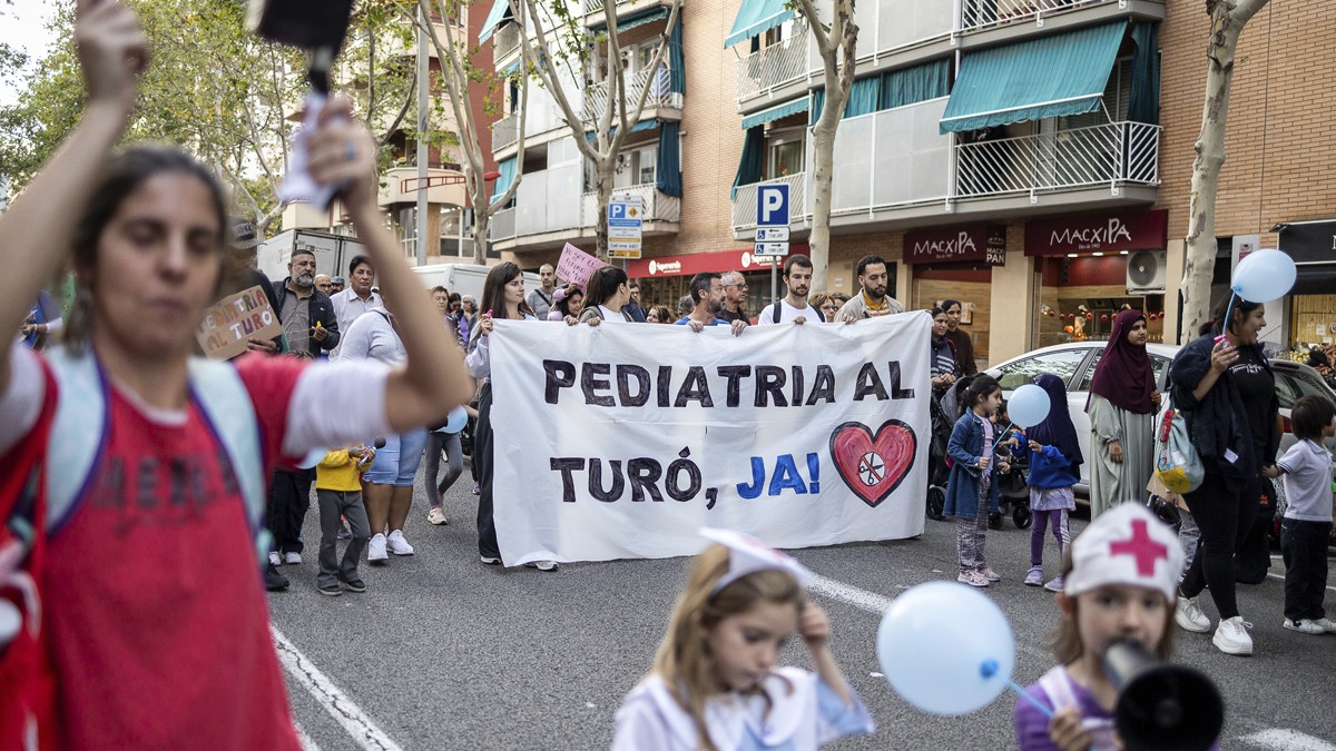 Famílies sense pediatria al CAP protesten contra el pla de Salut: «Afecta barris molt vulnerables»