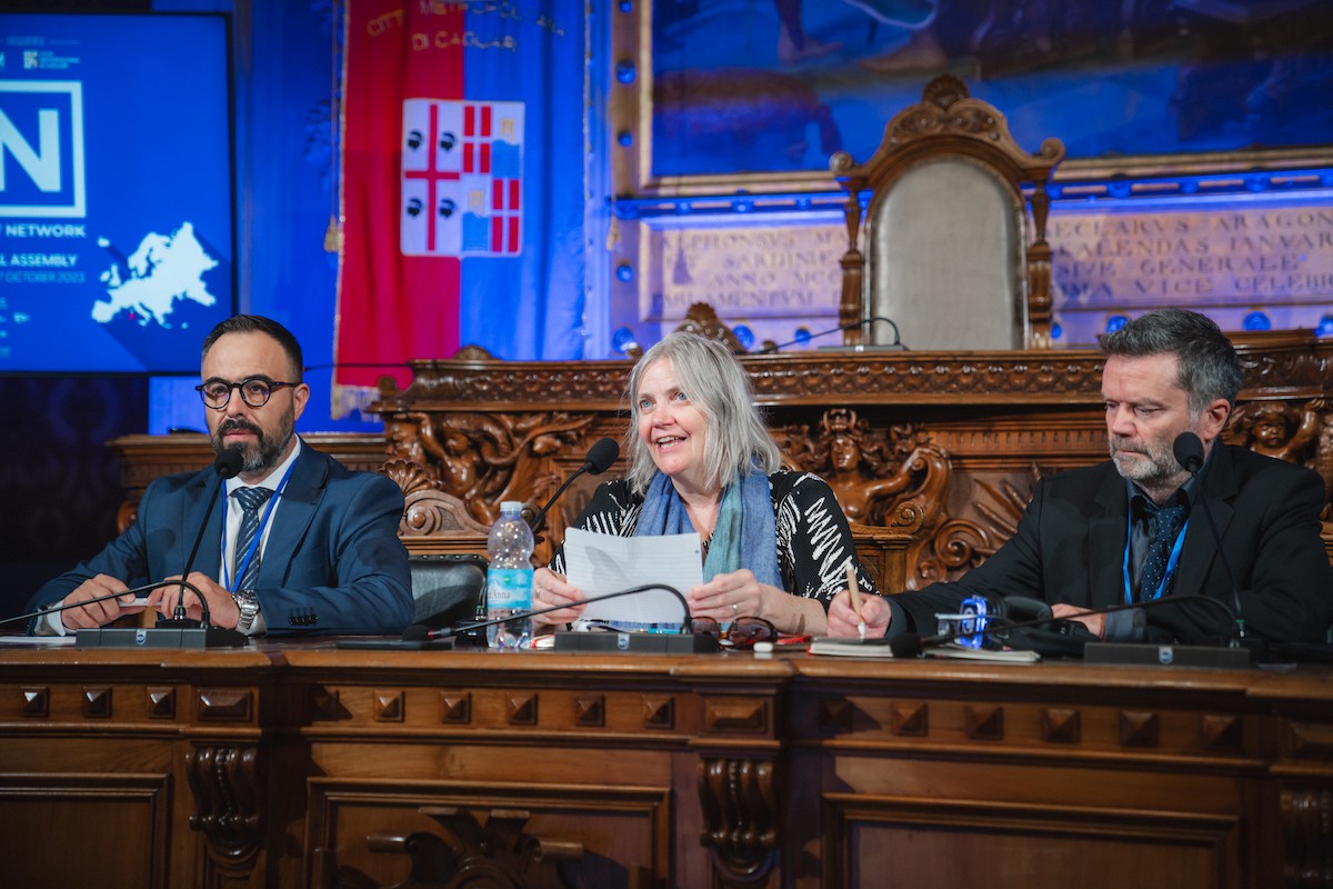 Elin Jones intervenint a l'última assemblea general de l'ELEN, celebrada a Sardenya - Cedida