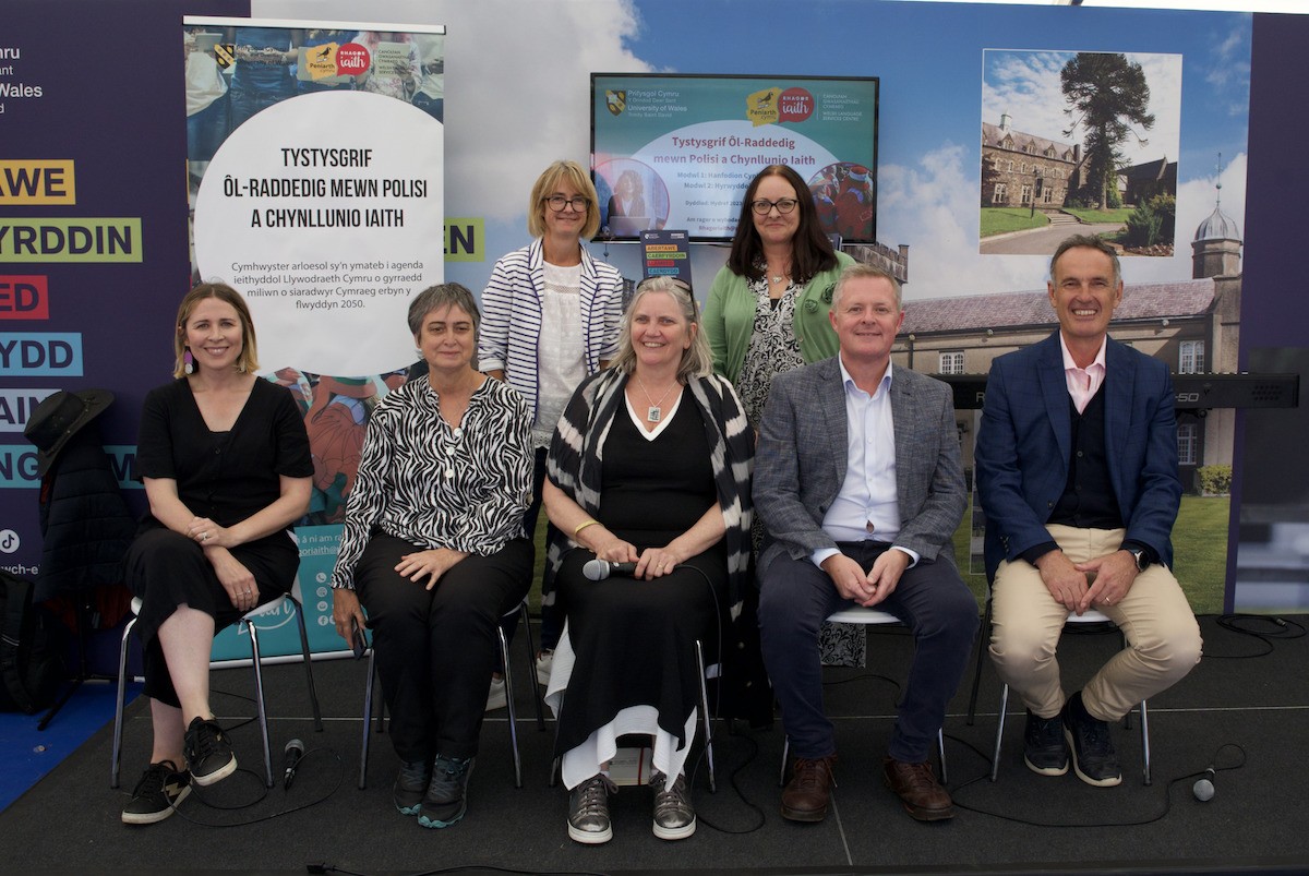 Elin Jones amb l'equip d'investigadors de la Universitat Trinity Saint David  - Cedida