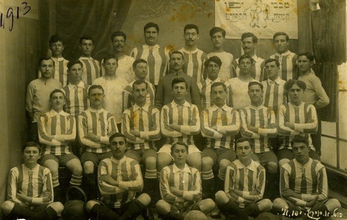 Imatge del Maccabi de Tel-Aviv, el club més antic de la Palestina històrica, que lluïa l’estrella de David per reivindicar la seva condició de club jueu - @AviKaner