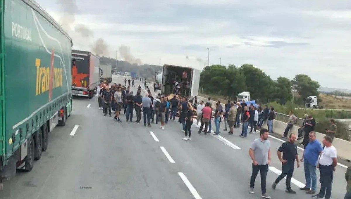 Bloqueig de camions a la Catalunya Nord per una batalla entre productors de vi