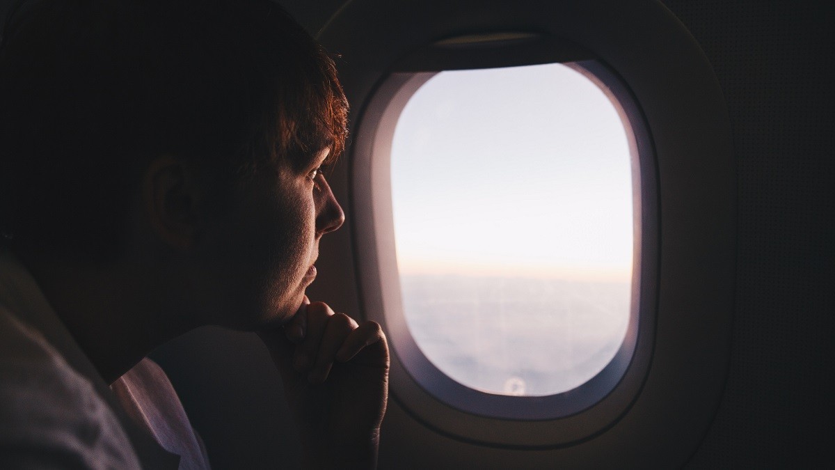 Per què les finestres i els seients de l'avió no estan alineats?