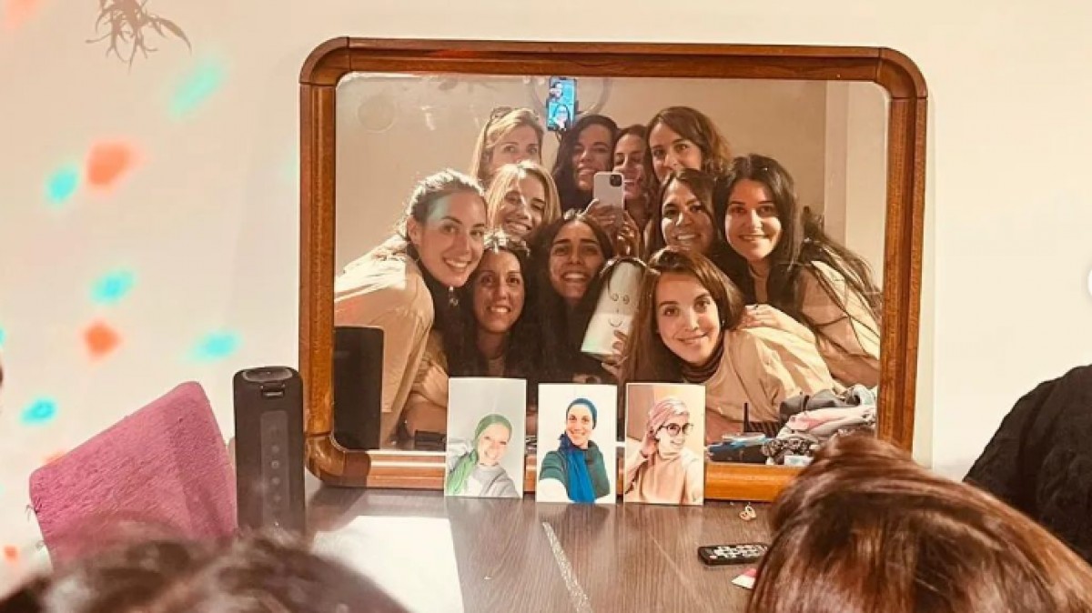 La Lara va organitzar una 'rapaparty' per rapar-se el cabell amb les amigues.  - Cedida / Lara Roca