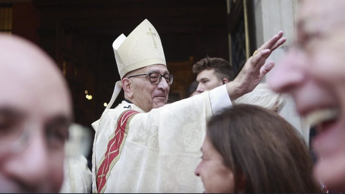 Omella deixa de ser cardenal elector mentre el Vaticà en refreda el relleu