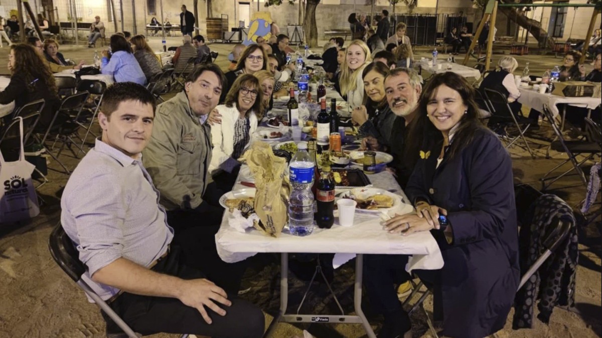 Rai López Calvet, Francesc de Dalmases, Laura Borràs i David Torrents en un sopar a Badalona en la vigília de l'1-O de 2022. - @lauraborras