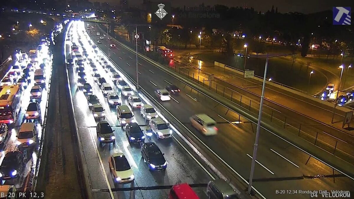 Mor un conductor a la ronda de Dalt després de xocar amb un cotxe en sentit contrari
