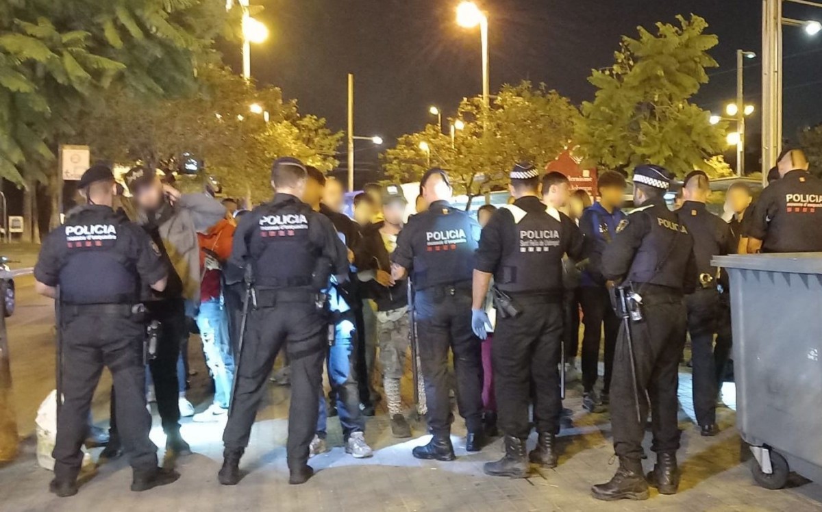 Un grup de joves destrossa comerços i cotxes a les festes de Sant Feliu de Llobregat