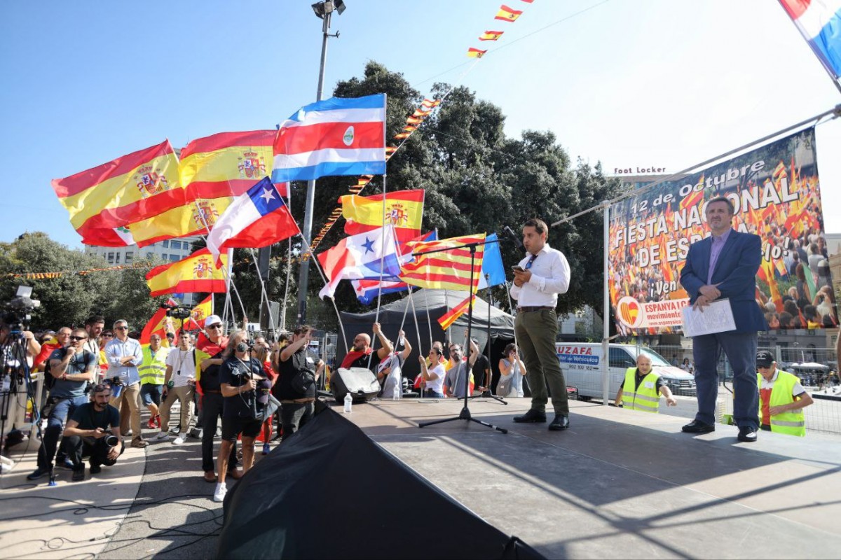 Un miler de persones es manifesten en un 12-O de mínims a Barcelona