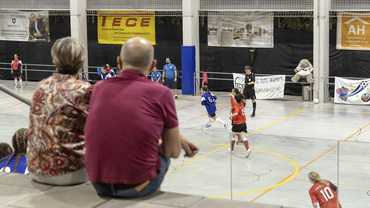 Els menors tutelats no poden jugar a futbol federat a Catalunya: «És una discriminació inacceptable»