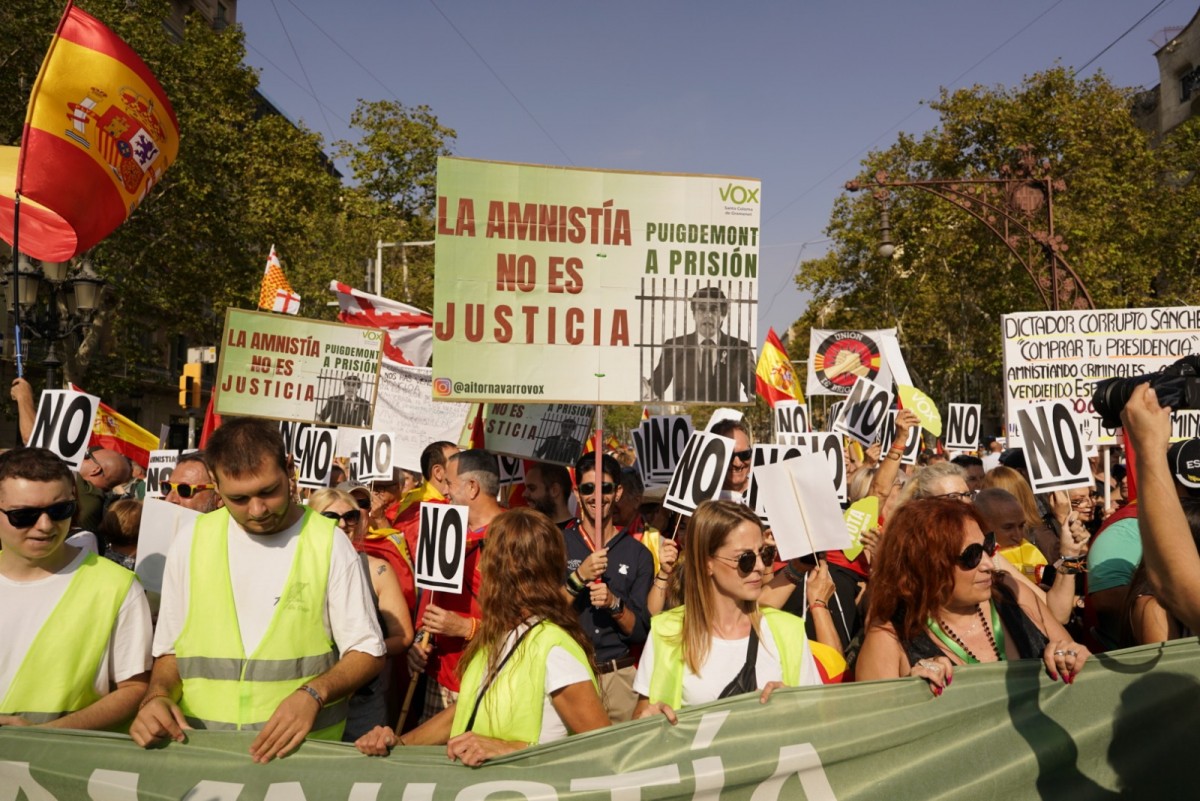 «Catalunya és Espanya»: avança la manifestació espanyolista amb un Passeig de Gràcia amb molts buits 