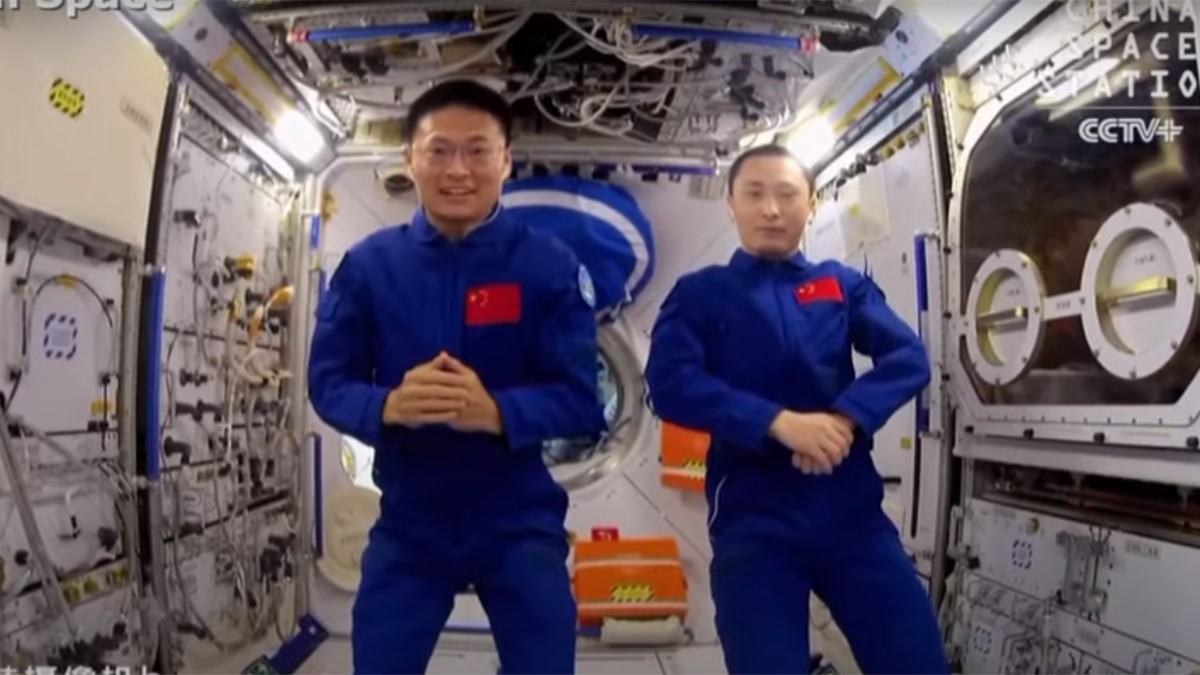 Astronautes xinesos juguen amb foc des de l'estació espacial: així canvien les flames respecte a la Terra