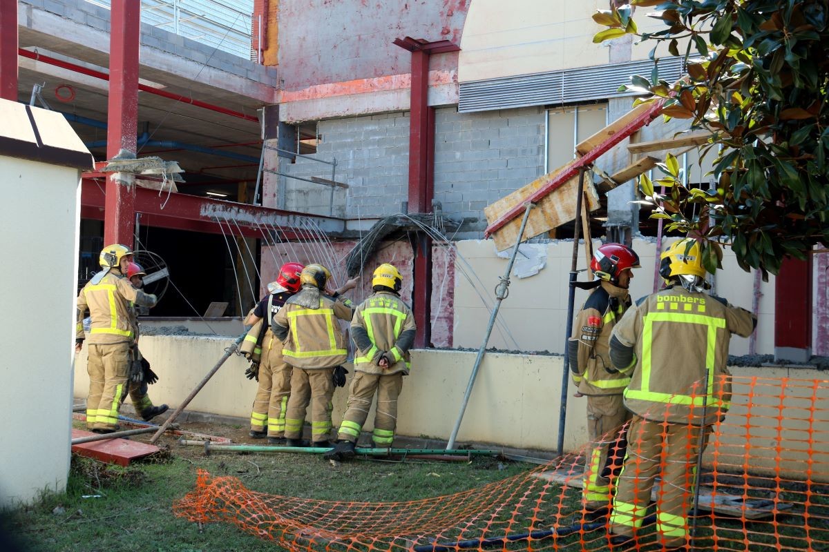 Ensurt a Salt: tres homes ferits de gravetat en caure la bastida on treballaven