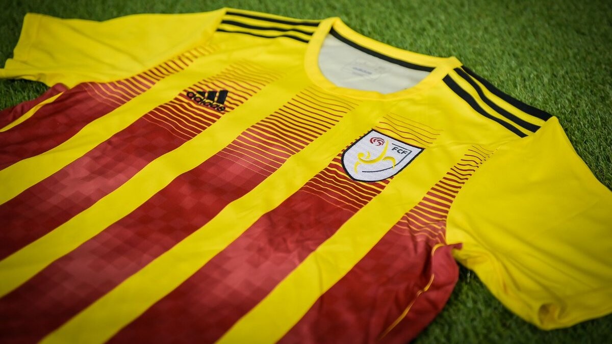 Polèmica per la nova samarreta de la selecció catalana de futbol: la «quadribarrada» té cinc franges