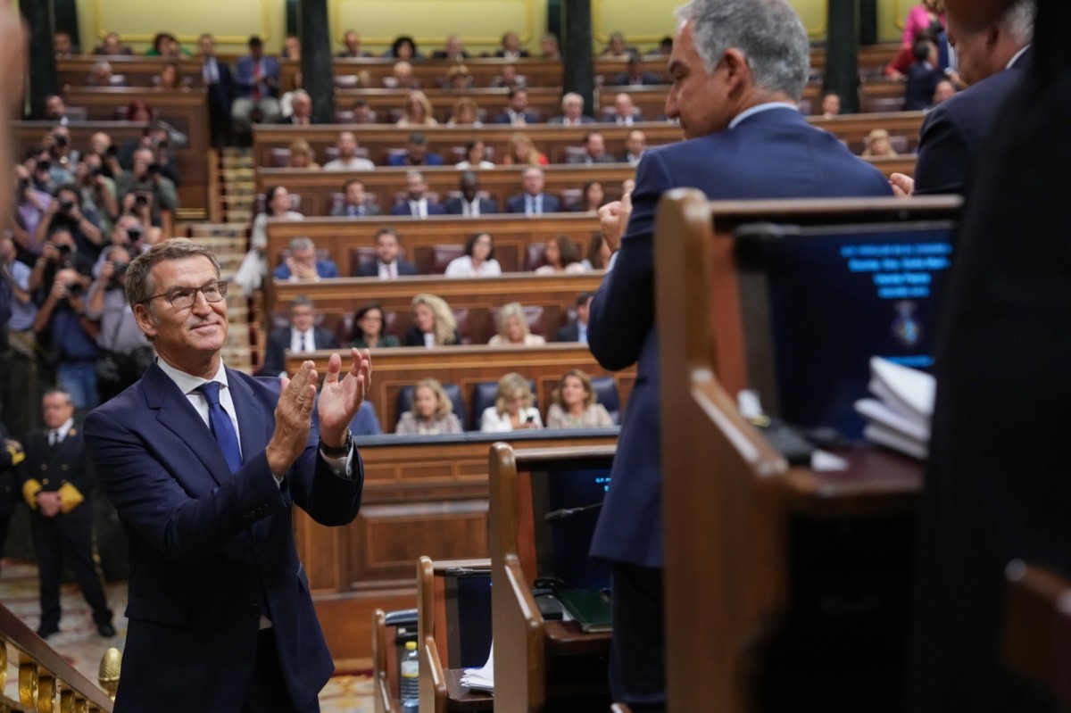 El guió d'Aznar i l'aliança amb Vox limiten els gestos de Feijóo