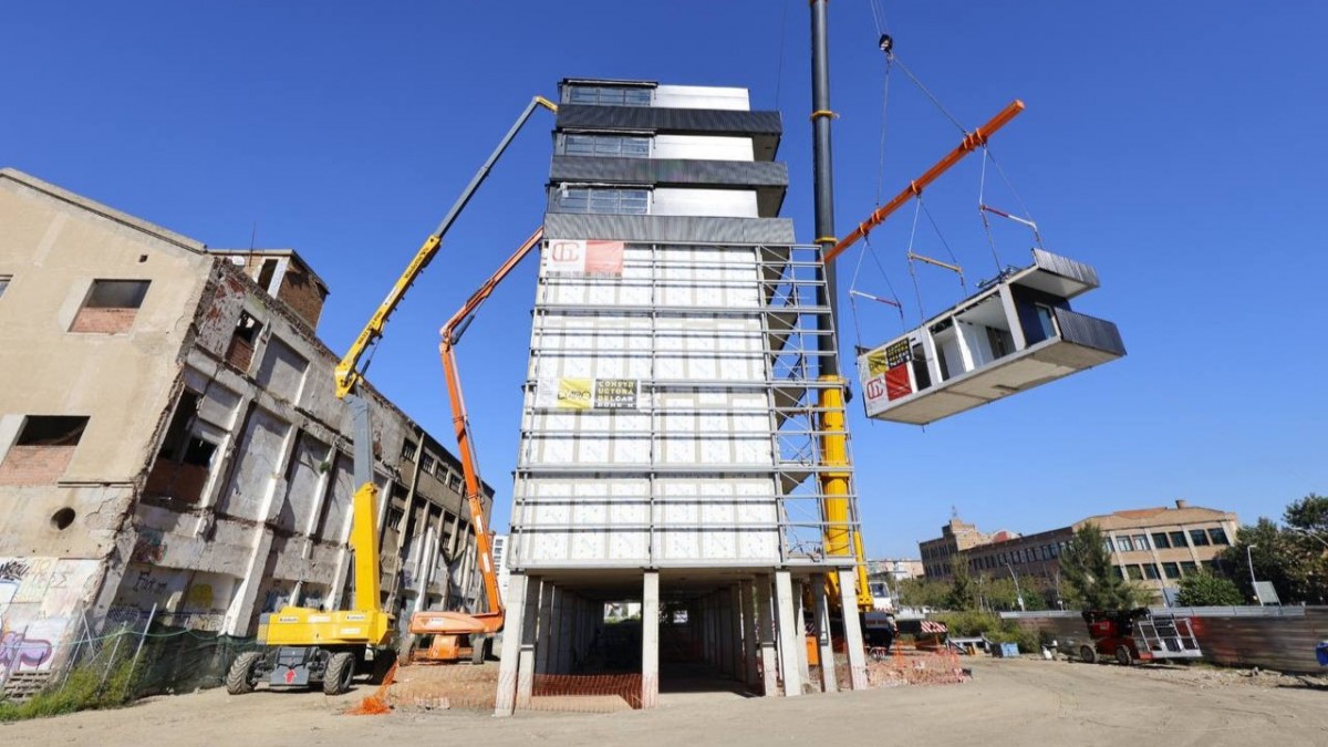 Barcelona aixecarà un bloc de pisos pioner en només un mes per fer-hi habitatge protegit 