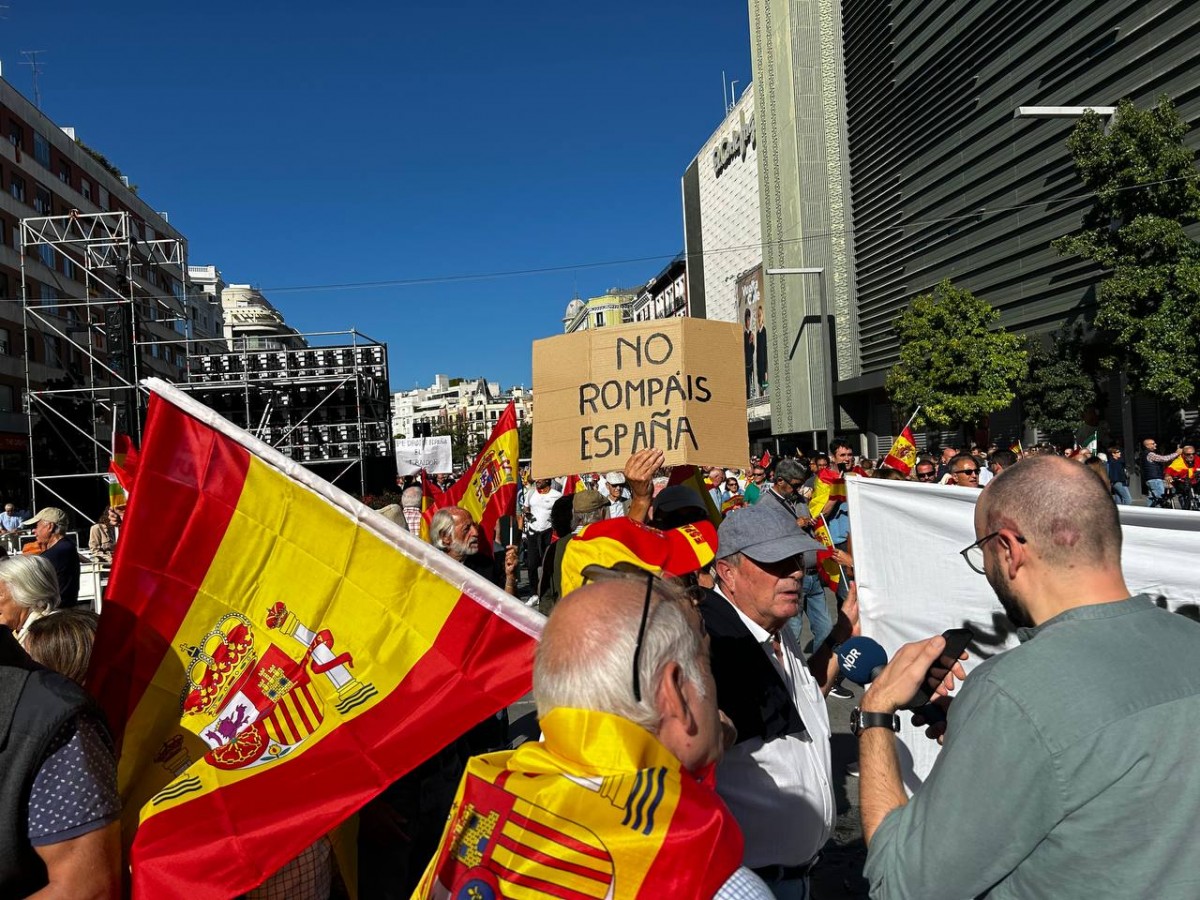 Un home exhibeix el lema  - Carme Rocamora