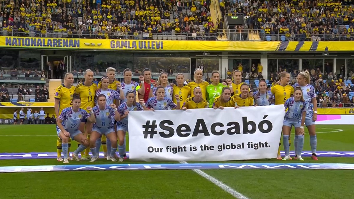 Les jugadores de les seleccions espanyola i sueca s'uneixen sota el clam de «s'ha acabat»