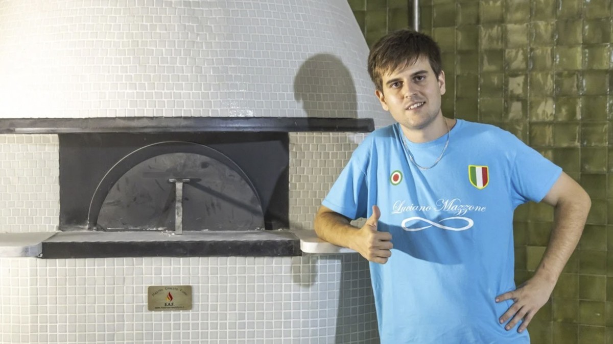 Ayala, al costat del seu forn napolità amb el que cuinarà les pizzes del restaurant  - Juanma Peláez