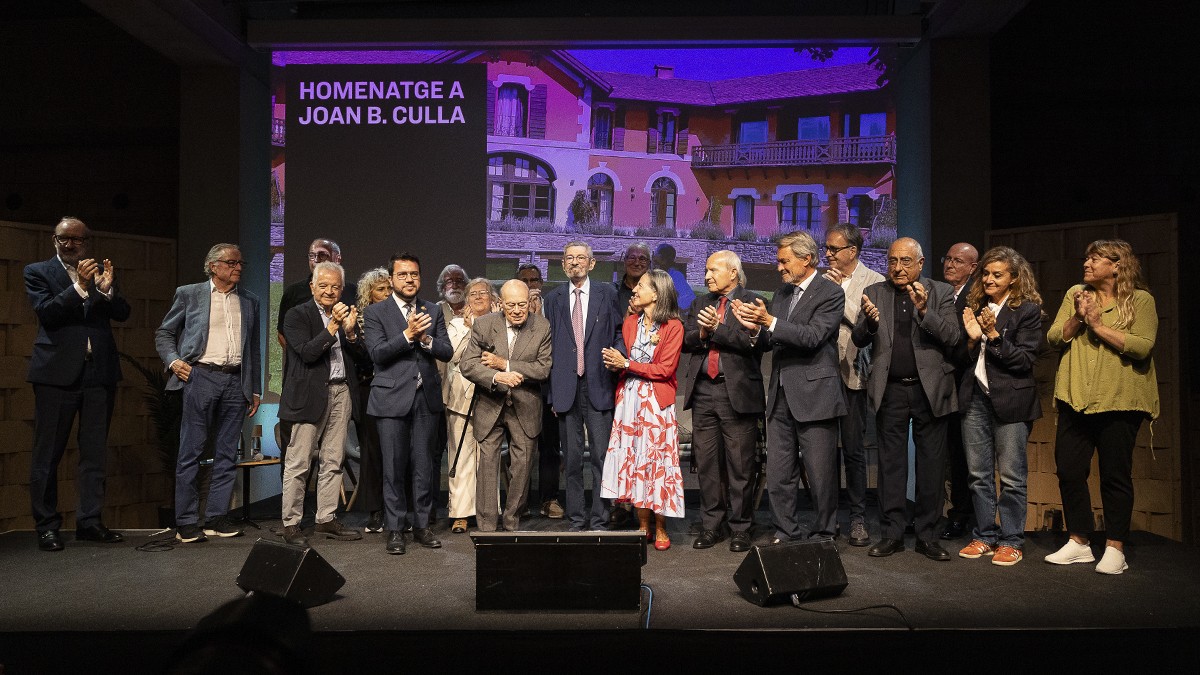 Joan B. Culla, amb el president Aragonès i la resta d'autoritat i intervinents al CCCB.s - Hugo Fernández 