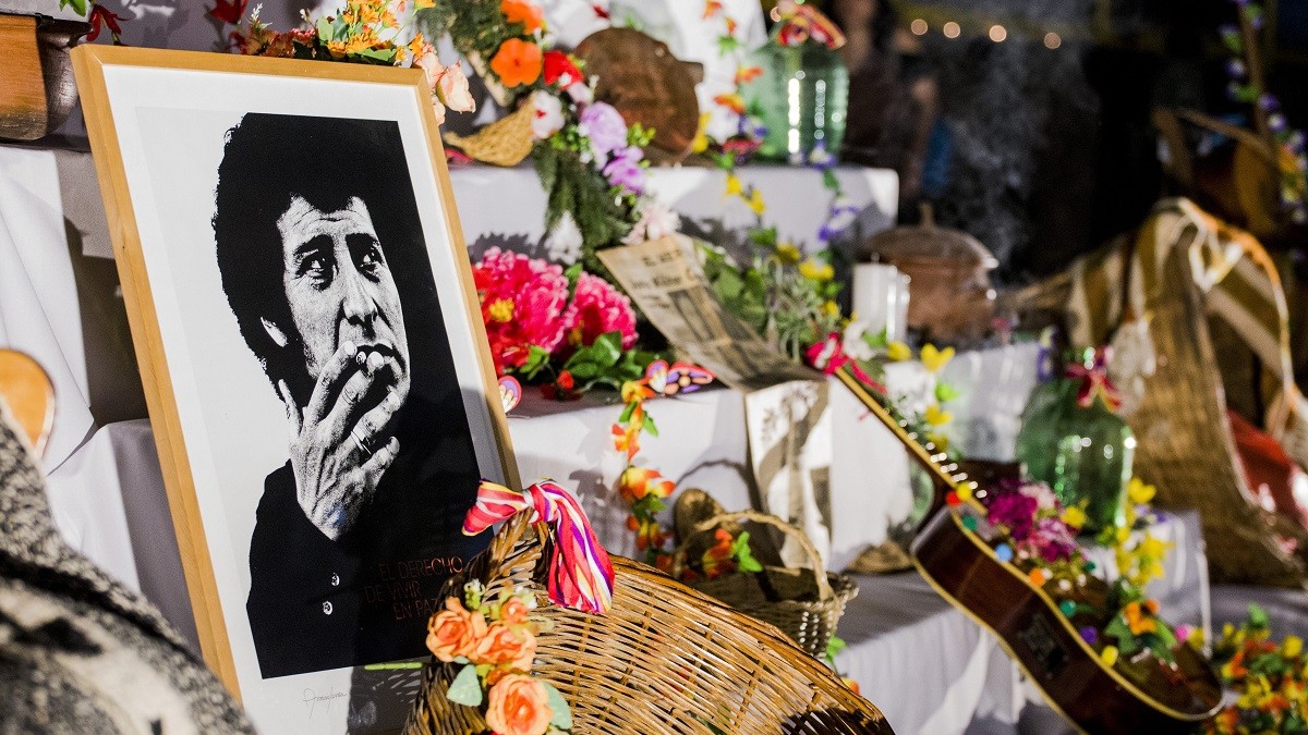 Homenatge a Víctor Jara celebrat a l’Estadio Chile, el recinte esportiu on va ser assassinat i que avui porta el seu nom - @FundVictorJara