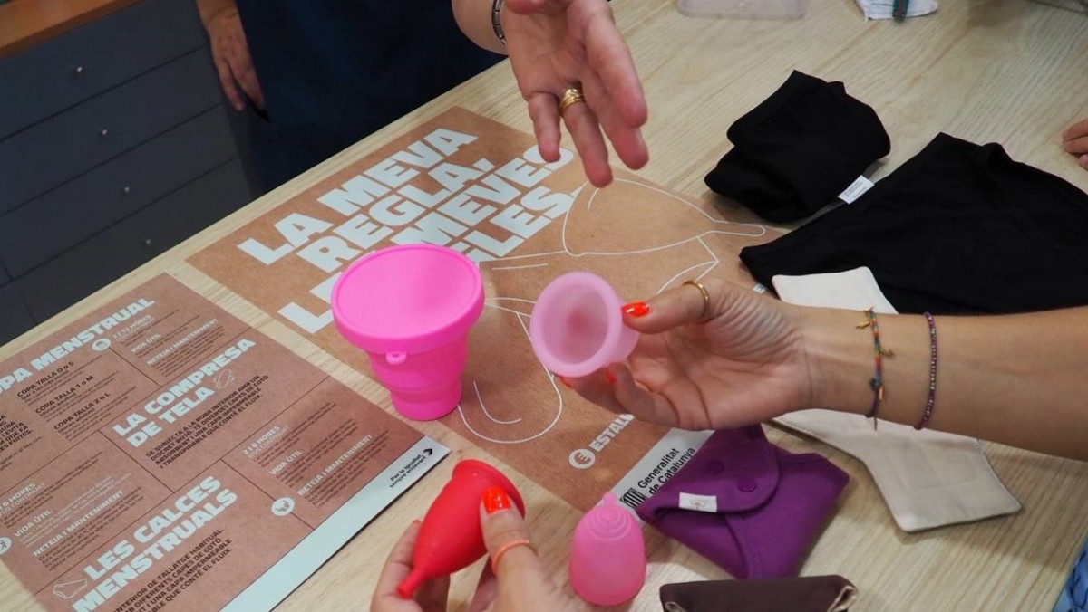 La Generalitat reparteix 84.000 productes menstruals reutilitzables a dones vulnerables des del març