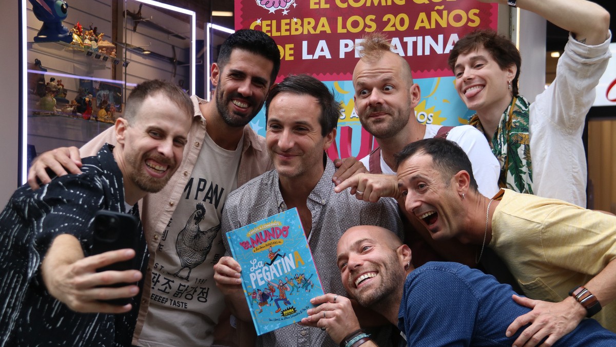 La Pegatina celebra els 20 anys amb un còmic que recull els seus viatges arreu del món