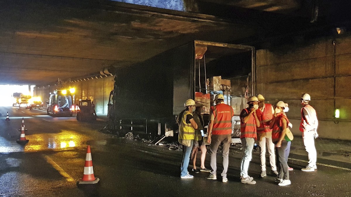Reoberta la ronda de Dalt després de nou hores de talls per l'incendi d'un camió