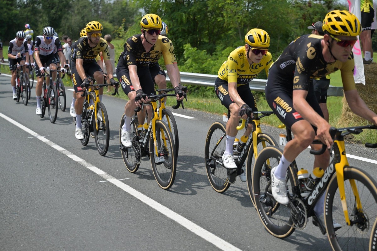 El ciclista belga Van Hooydonck pateix un infart al volant i xoca amb cinc vehicles