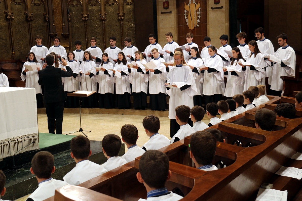 Montserrat presenta les primeres escolanes de la història