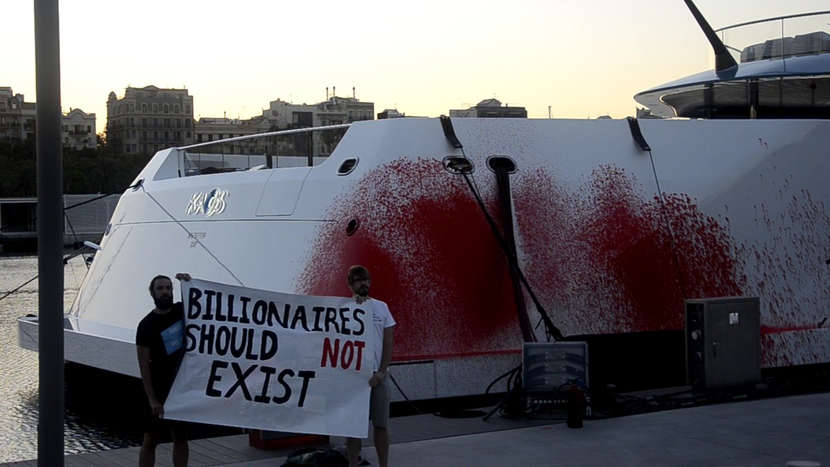 Activistes ruixen amb pintura vermella el iot de luxe de l'hereva de Walmart al Port Vell