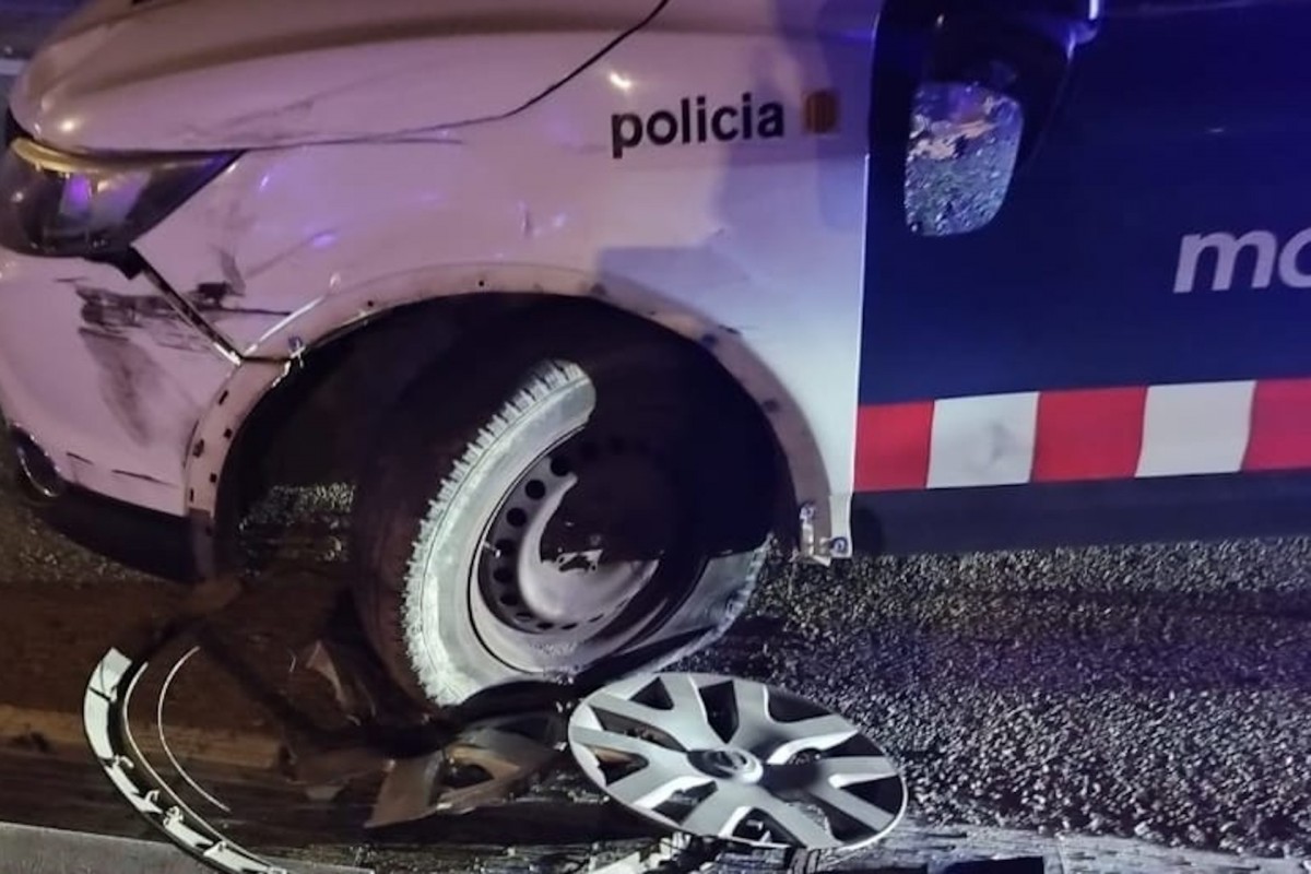 Un conductor drogat se salta un control, xoca contra el cotxe patrulla i fereix un mosso al Baix Empordà
