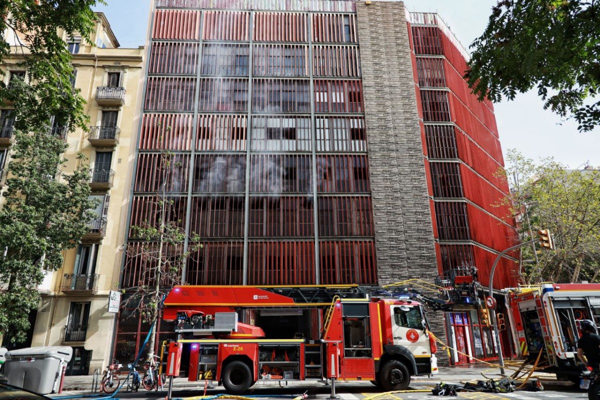 Extingit l'incendi d'un edifici d'oficines de Barcelona que ha deixat quatre ferits