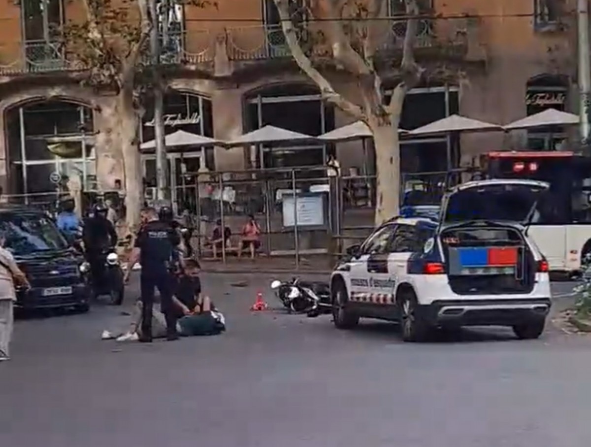 Un cotxe dels Mossos que circulava en sentit contrari envesteix un motorista a Barcelona