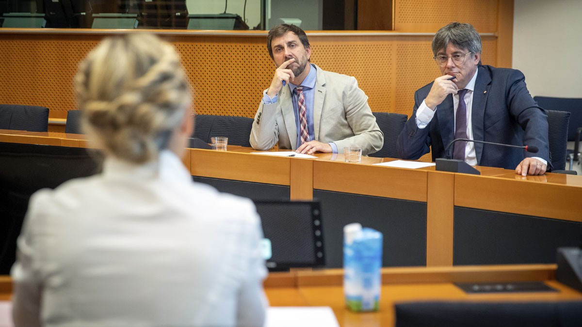 La líder de Sumar, Yolanda Díaz, i l'expresident Carles Puigdemont al Parlament Europeu , acompanyats de Jaume Asens i Toni Comín. - Sumar/Marinha Testas