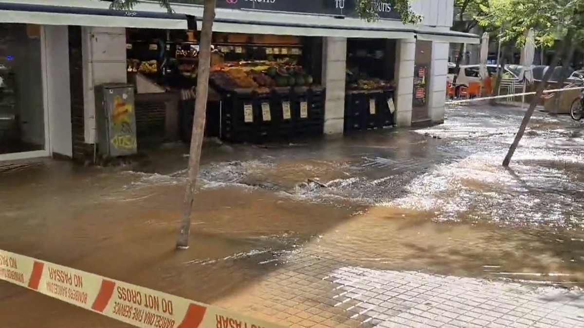 Dos carrers de Barcelona, inundats pel trencament d'una canonada