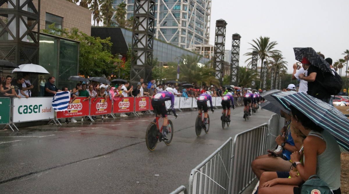 Barcelona dona el tret de sortida a La Vuelta sota la pluja