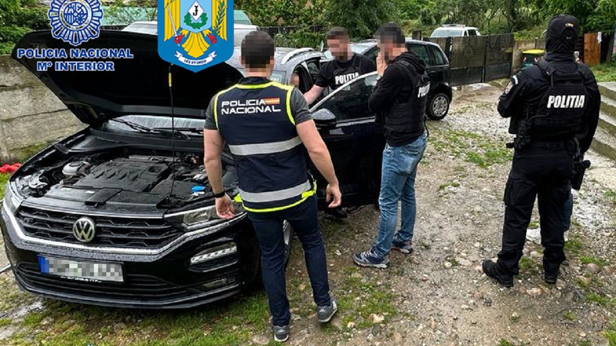 Detenen 21 persones per comprar cotxes de forma fraudulenta i vendre'ls a Europa