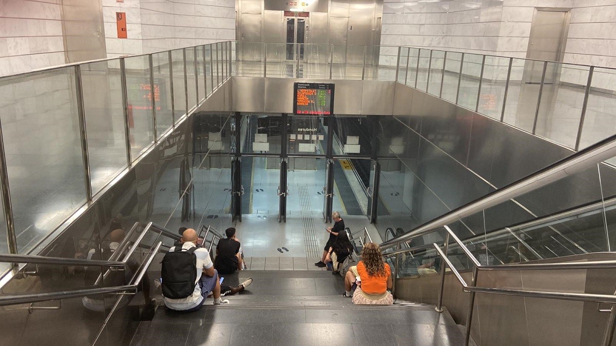 Caos a Rodalies: trens aturats, parades anul·lades i retards per una avaria