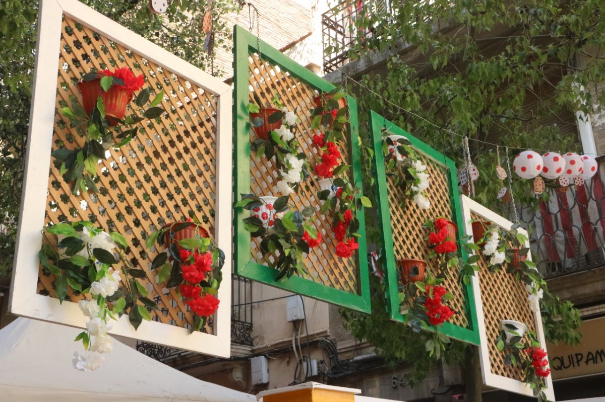 Un dels carrers engalats de la festa de sants d'aquest 2023 - ACN
