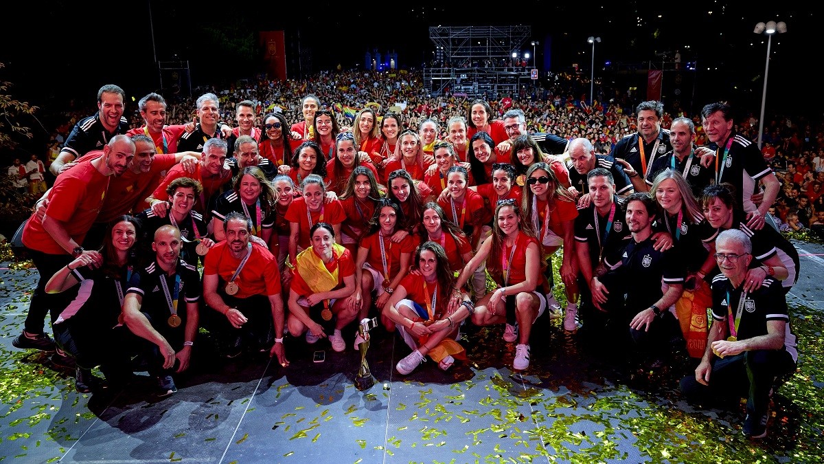 The Tyets es cola a la rua de la selecció espanyola pels carrers de Madrid