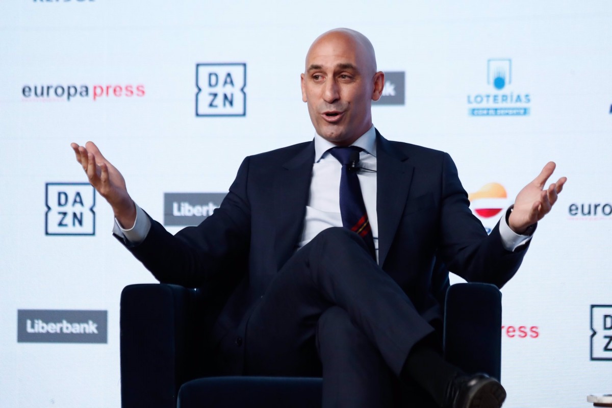 Rubiales demana perdó pel petó forçat: «Segurament m'he equivocat»
