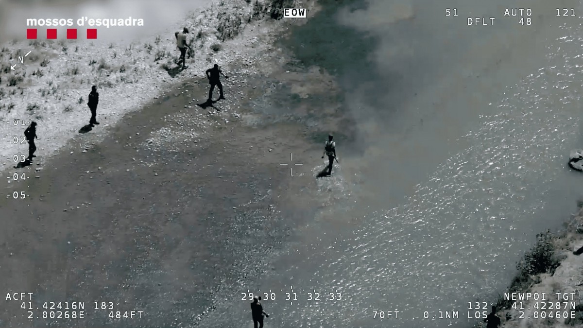 Espectacular persecució dels Mossos a un fugitiu enmig del riu
