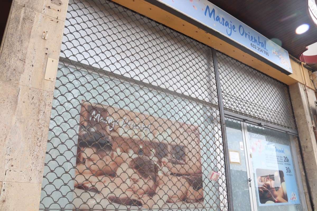 Alliberen una dona retinguda en un local de massatges de Blanes, després que el lladre la lligués