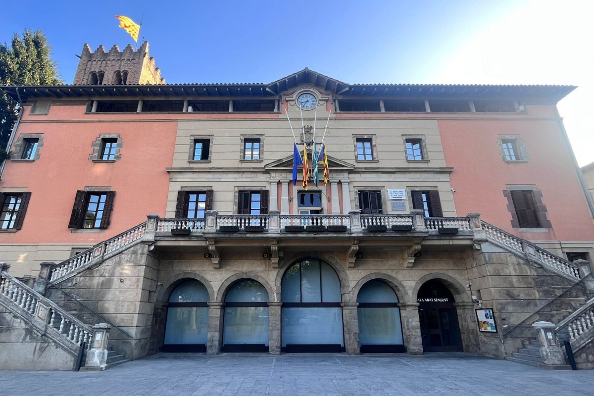 Ripoll recorda les víctimes del 17-A amb les banderes a mig pal