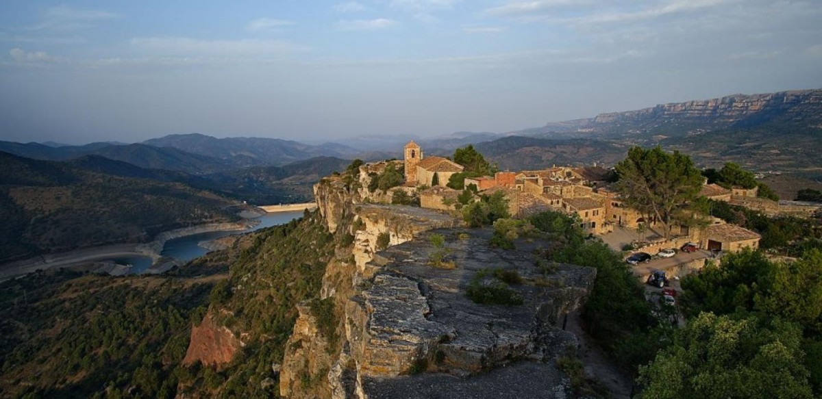 El poble de Siurana està situat en un turó i és un dels miradors més bonics de la Costa Daurada - Priorat El poble de Siurana està situat en un turó i és un dels miradors més bonics de la Costa Daurada