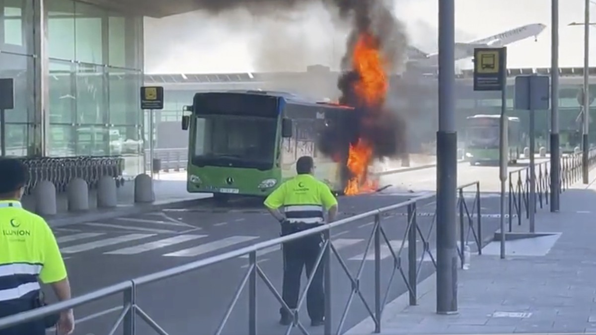 Incendi a l'aeroport del Prat: afecta un autobús i els vols no es veuen perjudicats