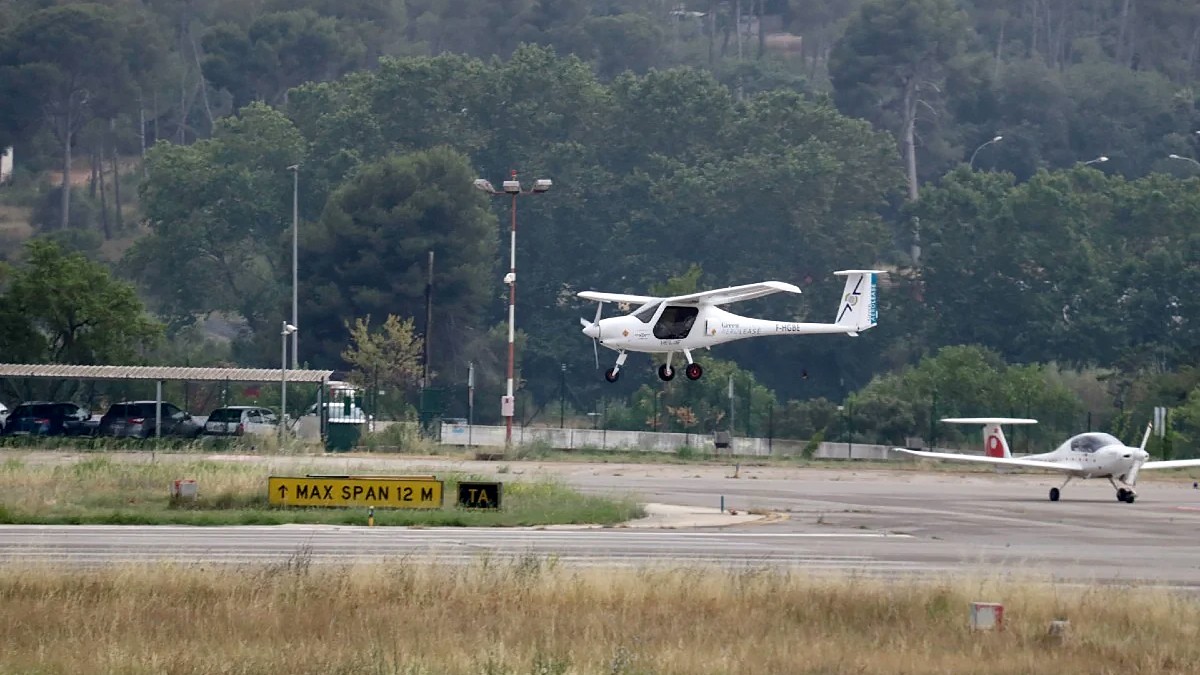 Aterratge accidentat: una avioneta surt de la pista i topa contra una tanca a Sabadell